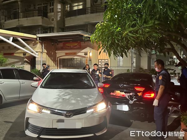 ▲高雄仁武區深夜發生一起車禍，不過調查之後發現是金錢糾紛，對方撂人             。（圖／記者吳奕靖翻攝）