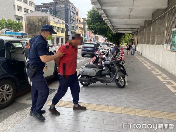 ▲台南市警五分局立人所警方，據報埋伏緝獲46歲黃姓車手到案，起獲贓款及手機。（圖／記者林東良翻攝，下同）