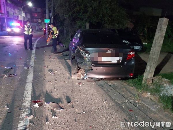 ▲梓官區深夜發生車禍，銀色轎車側翻在路中央，肇事駕駛神隱             。（圖／記者吳奕靖翻攝）