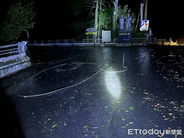 ▲▼土石滑落勾到電線桿　張學良故居停車場發生火警。（圖／記者陳凱力翻攝）