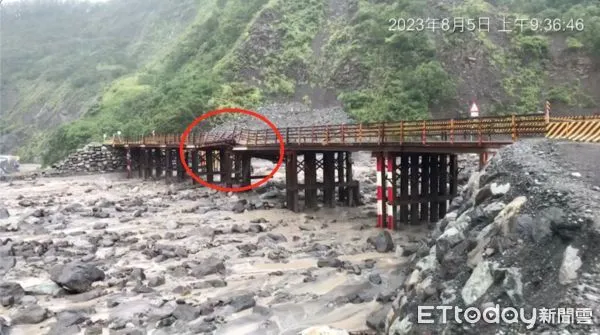 ▲明霸克露便橋的橋面受損嚴重，底下的柱因為土石流被撞毀歪斜             。（圖／記者吳奕靖翻攝）