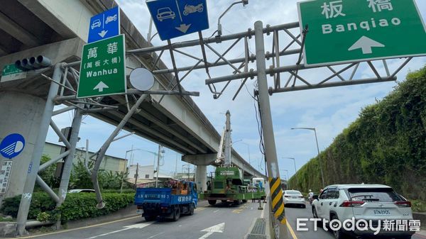 ▲拖板車司機疑似未注意高度，撞上告示牌門框。（圖／記者陸運陞攝）