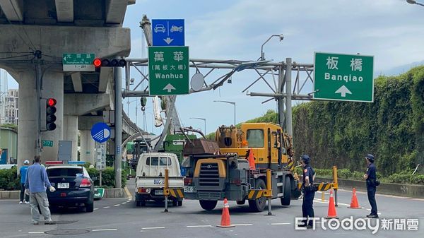 ▲拖板車司機疑似未注意高度，撞上告示牌門框。（圖／記者陸運陞攝）