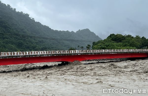 ▲▼高雄市那瑪夏區台29線民生橋因溪水暴漲預警封閉。（圖／公路總局三工處）