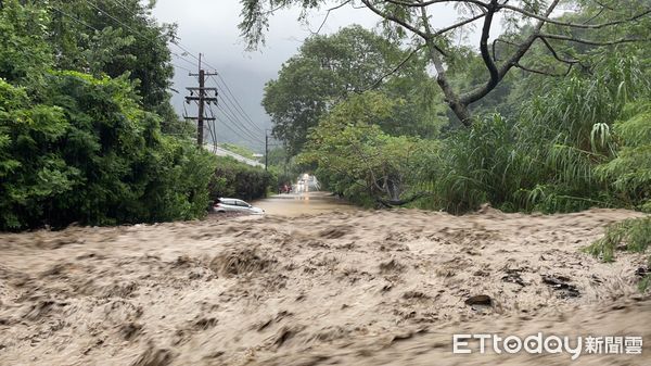 ▲▼豪雨重創公路，台14線66k南豐路段出現災情。（圖／公路總局二工處臉書）