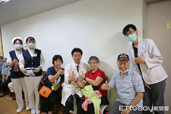 ▲▼蔡女士，週週往返雲林、花蓮兩地由中醫部何宗融副院長為她做針藥合一治療。（圖／慈濟醫學中心提供，下同）