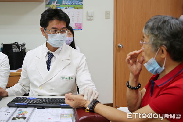 ▲▼蔡女士，週週往返雲林、花蓮兩地由中醫部何宗融副院長為她做針藥合一治療。（圖／慈濟醫學中心提供，下同）