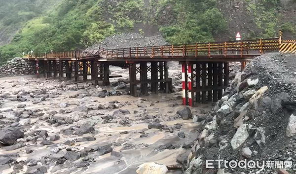 ▲▼卡努颱風雖遠離，卻為中南部山區帶來豪大雨，2天內在高雄桃源區雨量已達500毫米，大雨夾帶土石流沖毀明霸克露鋼便橋。（圖／記者吳世龍翻攝）