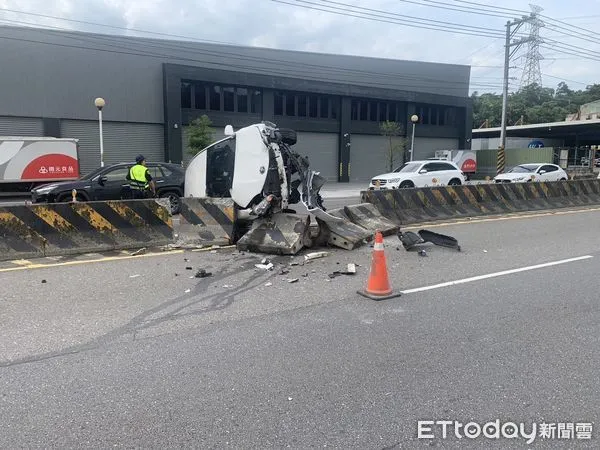 ▲▼▲汐止1台自小客車撞上分隔島，駕駛逃逸後到案酒測值達0.21。（圖／記者邱中岳翻攝）