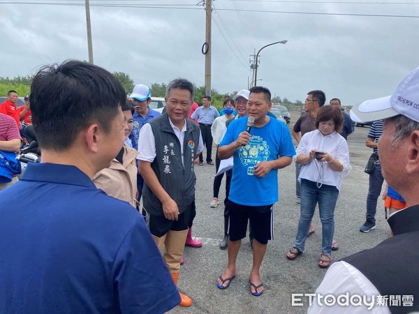 ▲雲林沿海鄉鎮漁港地勢低窪，每遇漲潮或有海水倒灌現象，這次遇到天文潮及風暴潮雙重效應，造成昨天超過2公尺高的潮位。（圖／記者蔡佩旻翻攝）