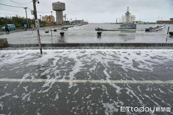 ▲雲林沿海鄉鎮漁港地勢低窪，每遇漲潮或有海水倒灌現象，這次遇到天文潮及風暴潮雙重效應，造成昨天超過2公尺高的潮位。（圖／記者蔡佩旻翻攝）