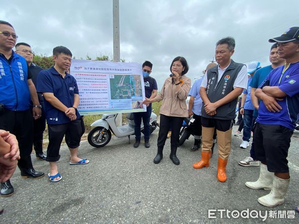 ▲雲林沿海鄉鎮漁港地勢低窪，每遇漲潮或有海水倒灌現象，這次遇到天文潮及風暴潮雙重效應，造成昨天超過2公尺高的潮位。（圖／記者蔡佩旻翻攝）