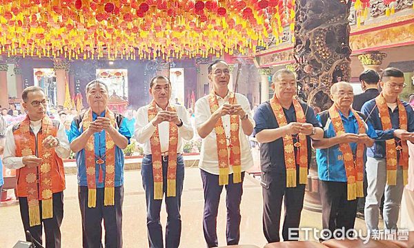 ▲國民黨主席朱立倫今天下午陪同侯友宜到中壢區慈惠堂參香祭拜。（圖／記者沈繼昌翻攝）