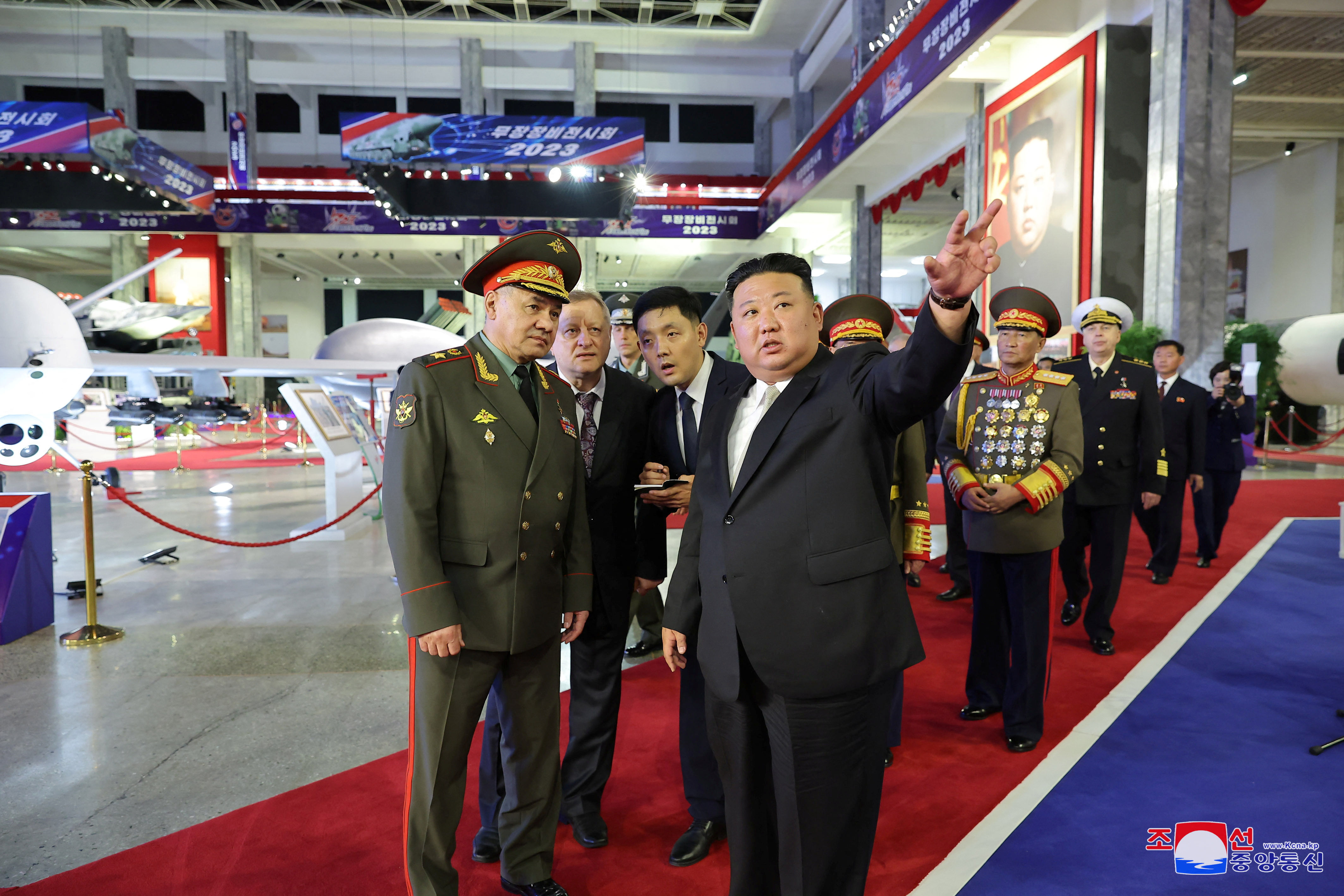 ▲▼金正恩曾陪同俄國國防部長蕭依古參訪北韓武裝裝備展示會，介紹北韓研發的新型武器。（圖／路透）