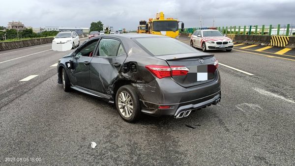 ▲國道1號206K追撞車禍3人受傷送醫。（圖／記者唐詠絮翻攝）