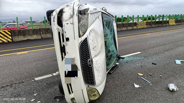 ▲國道1號206K追撞車禍3人受傷送醫。（圖／記者唐詠絮翻攝）