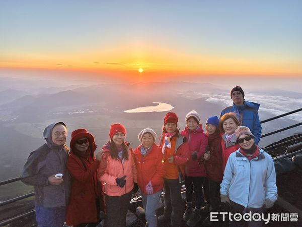 ▲在富士山上見到御來光代表受到上天賜福。圖左為旅友友旅行社董事長謝宏明，右二為台驊投控副總經理萬心寧。（圖／旅友友提供）