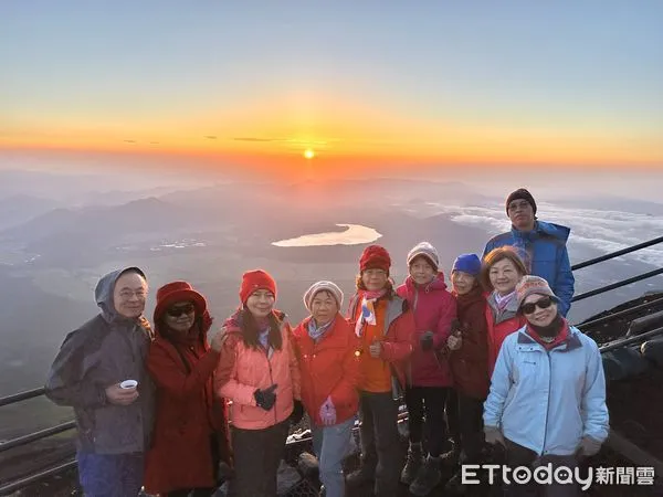 ▲在富士山上見到御來光代表受到上天賜福。圖左為旅友友旅行社董事長謝宏明，右二為台驊投控副總經理萬心寧。（圖／旅友友提供）