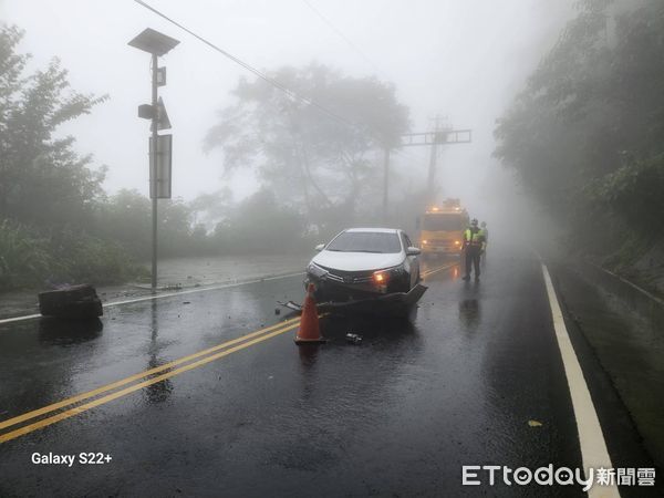 ▲▼  卡努環流大雨不斷，遊客自撞落石車毀人傷，竹崎警急救援           。（圖／竹崎分局提供）