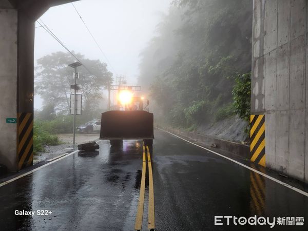 ▲▼  卡努環流大雨不斷，遊客自撞落石車毀人傷，竹崎警急救援           。（圖／竹崎分局提供）