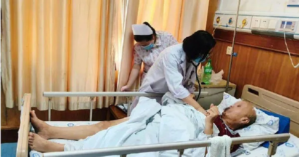 大陸一名男子一天最多狂喝8瓶可樂，後因昏迷送醫，查出罹患糖尿病。（圖／翻攝自微博／新浪新聞）