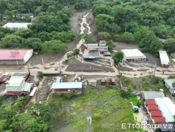 ▲▼南投仁愛鄉南豐村慘遭土石流掩埋，空拍畫面曝光。（圖／記者爆料網）