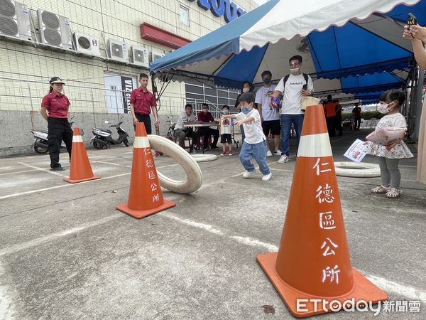 ▲台南市消防局仁德分隊攜手仁德區公所共同舉辦「模範父親表揚暨防災宣導」闖關活動，吸引許多民眾參與。（圖／記者林東良翻攝，下同）