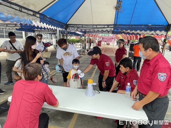 ▲台南市消防局仁德分隊攜手仁德區公所共同舉辦「模範父親表揚暨防災宣導」闖關活動，吸引許多民眾參與。（圖／記者林東良翻攝，下同）