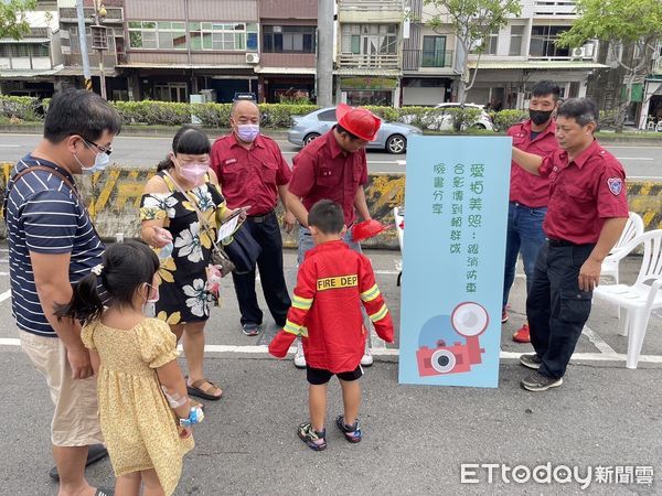 ▲台南市消防局仁德分隊攜手仁德區公所共同舉辦「模範父親表揚暨防災宣導」闖關活動，吸引許多民眾參與。（圖／記者林東良翻攝，下同）