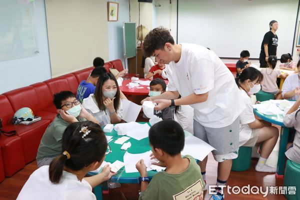 ▲▼享譽國際的紙模藝術家陳文泰老師，帶領大小朋友們一同探索紙藝的奧秘。（圖／花蓮市公所提供，下同）