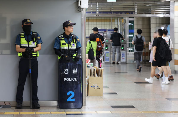 ▲▼南韓3日傍晚發生隨機殺人案後，京畿道城南市盆唐區地鐵書峴站加強警力戒備。（圖／達志影像）