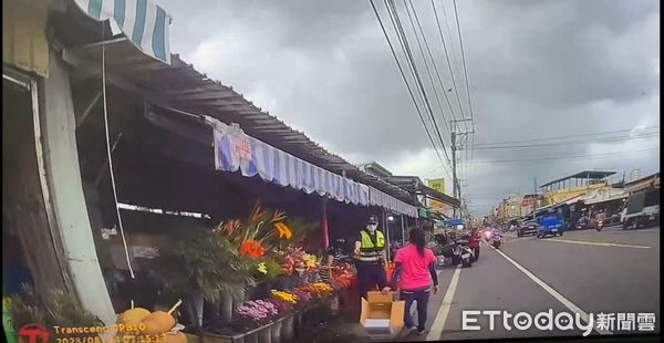 ▲潮州警分局對大同市場佔用水車道違規業者開單告發             。（圖／記者陳崑福翻攝）