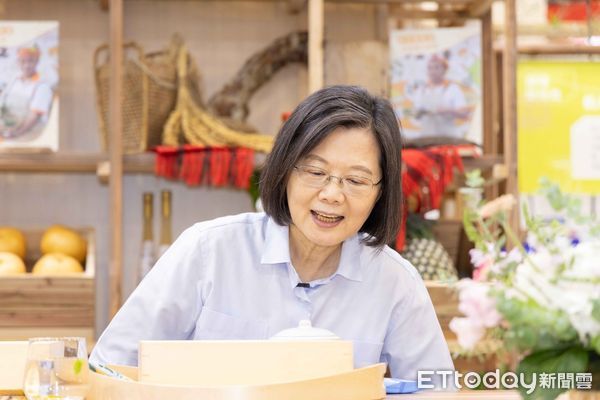 ▲蔡總統至「台灣農業館」淺嚐「荔枝飄香全雞宴」便當，好心情寫字臉上。（圖／觀光協會提供)