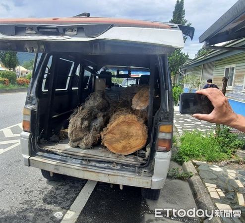 ▲▼民眾闖入中央列管河川萬里溪撿拾漂流木，遭查獲移送偵辦。（圖／林業署花蓮分暑提供，下同）