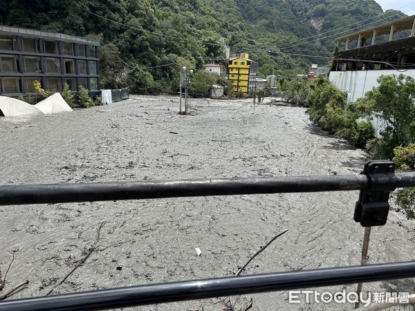 ▲▼ 南投仁愛鄉廬山溫泉區受到重創，新北市消防出動協助救災。（圖／新北市消防局提供）