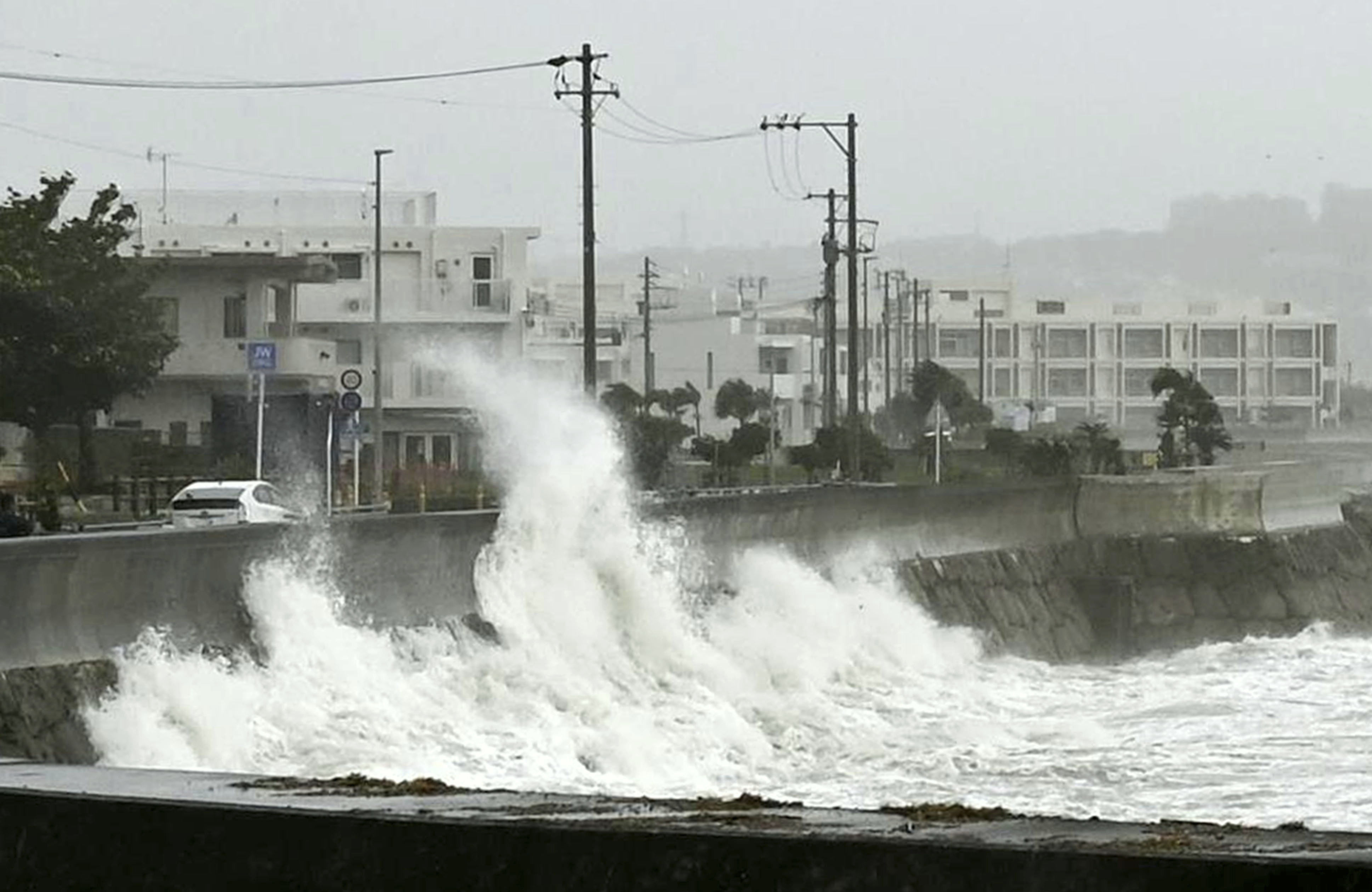 ▲▼ 卡努颱風對沖繩帶來災情。（圖／達志影像／美聯社）