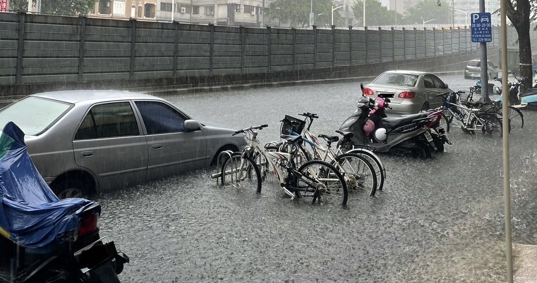 快訊／高雄雨彈狂炸！積水半個輪胎高　網傻：比上次停班還誇張 | ETtoday社會新聞 | ETtodayAMP