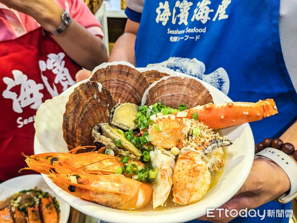 ▲「海濱海產」海大蝦粉絲，豪華海鮮粉絲。（圖／記者黃士原攝）