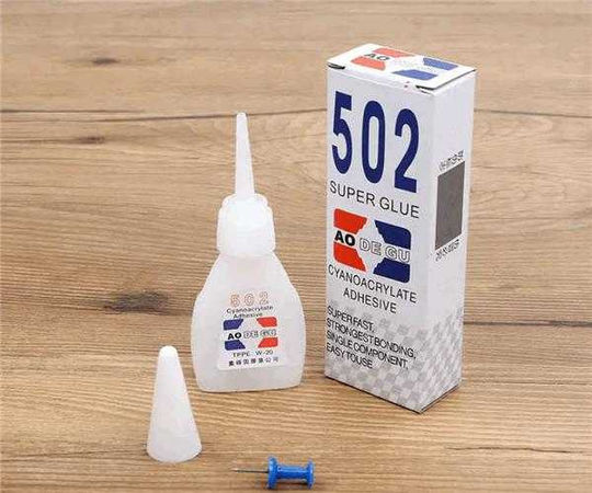 中國的3秒膠和眼藥水瓶身類似。（圖／百度）