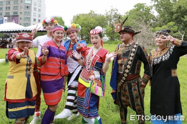 ▲台南市政府6日舉辦《ari踩街趣》原住民族日樂舞嘉年華，吸引許多關心原民文化的民眾參加，台南市長黃偉哲到場與市民同樂。（圖／記者林東良翻攝，下同）