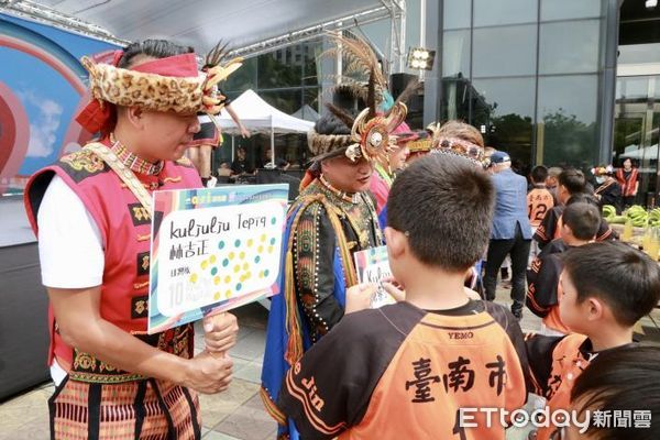 ▲台南市政府6日舉辦《ari踩街趣》原住民族日樂舞嘉年華，吸引許多關心原民文化的民眾參加，台南市長黃偉哲到場與市民同樂。（圖／記者林東良翻攝，下同）