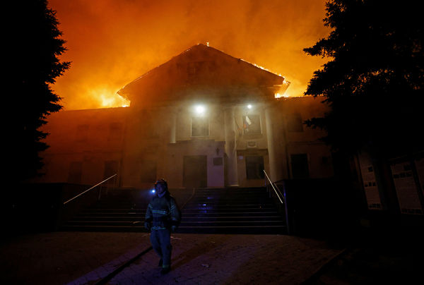 ▲▼  俄羅斯掌控的烏東頓內茨克一處大學建築物的木造屋頂5日起火 。（圖／路透）