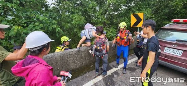 ▲▼             南投春陽部落的觀溫泉露營區3人受困。（圖／新北消防局提供）