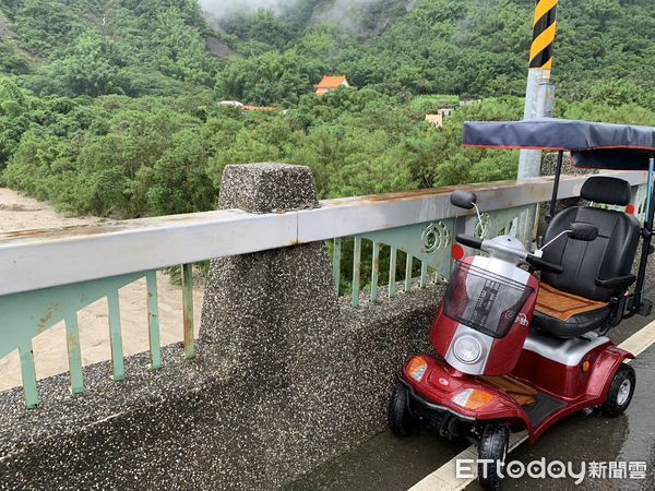 ▲警方在橋上發現劉姓男子的電動機車            。（圖／記者吳世龍翻攝）