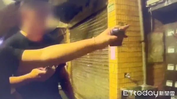 ▲大安警方陪被害人到租屋處查看，假房東早已施連不知去向。（圖／記者張君豪翻攝）