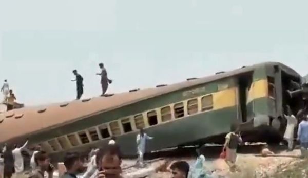 ▲▼巴基斯坦南部火車出軌　至少15人死亡40傷。（圖／翻攝自推特）