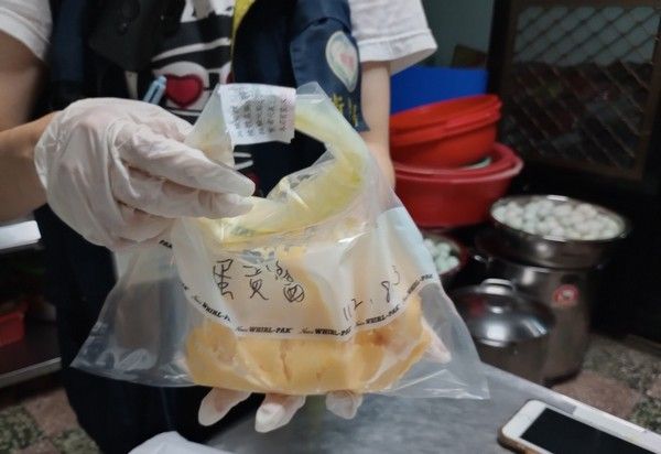 ▲食用問題越南法國麵包中毒民眾，衛生局表示業者委由保險公司理賠