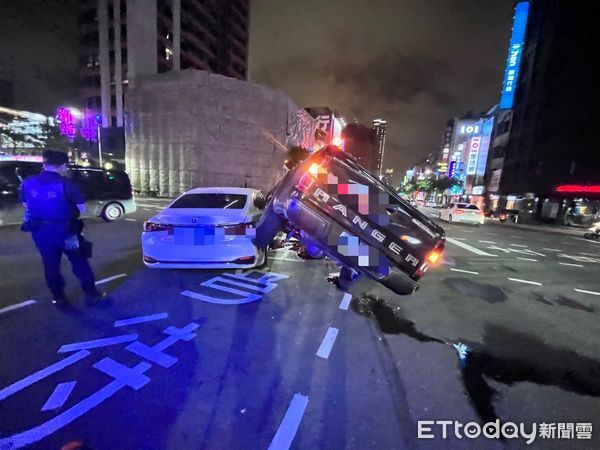 ▲▼高雄離奇車禍。（圖／記者吳奕靖翻攝）