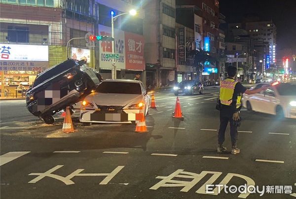 ▲▼高雄離奇車禍。（圖／記者吳奕靖翻攝）