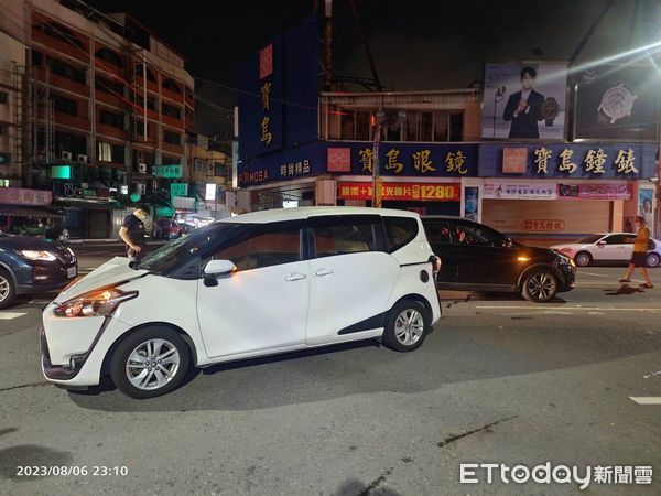 ▲▼高雄死亡車禍！女綠燈穿越馬路遭車撞飛，送醫搶救不治。（圖／記者賴文萱翻攝）